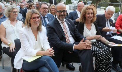 En primera fila, de izquierda a derecha, Elsa Artadi, Miquel Buch y Ester Capella, ayer, en la celebración de la Diada en Madrid.  