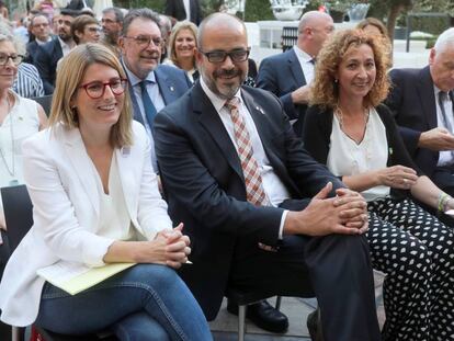 En primera fila, de izquierda a derecha, Elsa Artadi, Miquel Buch y Ester Capella, ayer, en la celebración de la Diada en Madrid.  