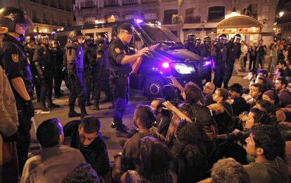 La Policía ha desalojado esta madrugada de nuevo la Puerta del Sol, donde permanecían unas 200 personas y ha detenido a dos de ellas y ha identificado a otras 81.