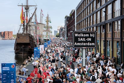 La fiesta náutica —que se celebra del 20 al 24 de agosto— reúne tanto veleros históricos como barcos modernos, y hasta Ámsterdam viajan seguidores de todo el país para celebrar su tradición náutica. La ciudad ofrece al mismo tiempo todo tipo de actividades lúdicas y conciertos para los visitantes.