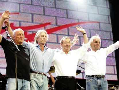 David Gilmour, Roger Waters, Nick Mason and Rick Wright together, after Pink Floyd's performance