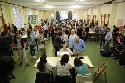 Colas en un colegio electoral de Barcelona.