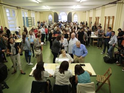 Colas en un colegio electoral de Barcelona.