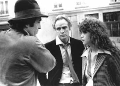 Brando (centro) charla con el director Bernardo Bertolucci (izqda.) y la actriz Maria Schneider, durante el rodaje de <i>El último tango en París</i>.