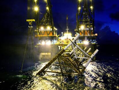 La plataforma, durante su montaje.