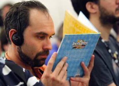 Un asistente ojea material del exitoso juego Angry Birds en la Feria Gamelab de Barcelona. EFE/Archivo