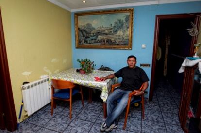 Jaime Abelardo, en el que fuera su piso, que deberá abandonar porque ya ha sido subastado por impago de hipoteca