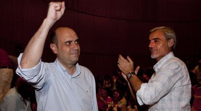 Gabriel Echávarri, a la izquierda, celebra su triunfo en la asamblea local del pasado julio.