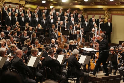 Riccardo Muti al frente de la Filarmónica de Viena en uno de los conciertos que celebran el 200 aniversario del estreno de la Novena Sinfonía de Beethoven. 