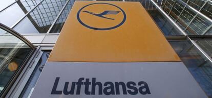 Emblema de Lufthansa en Fráncfort.