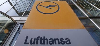 Emblema de Lufthansa en Fr&aacute;ncfort.