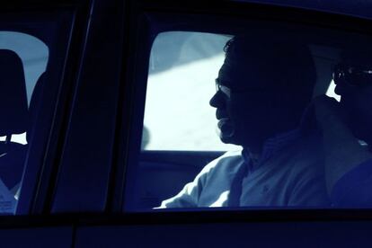 Francisco Granados es conducido a su casa para un registro.