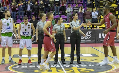 Las tres árbitras que pitaron el Valladolid-Tau Castelló de Leb Oro.