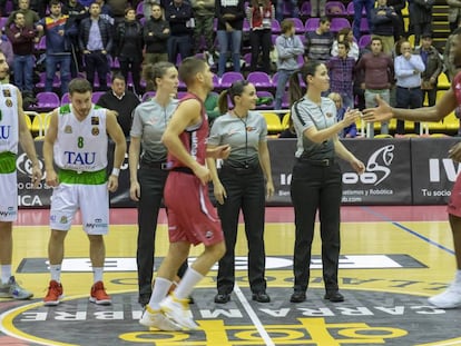 Las tres árbitras que pitaron el Valladolid-Tau Castelló de Leb Oro. 
 