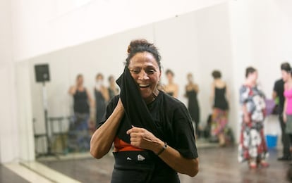 La bailaora Carmen Cortés, exhausta en un descanso de la clase de baile.