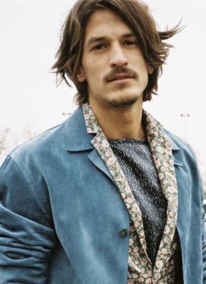 Jarrod Scott lleva chaqueta de ante azul de Ermenegildo Zegna Couture, chaqueta de Dries van Noten y camiseta Emporio Armani