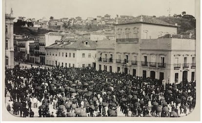 A assinatura da Lei Áurea no Paço Imperial, no Rio de Janeiro, é acompanhada por uma multidão, em 13 de maio de 1888.