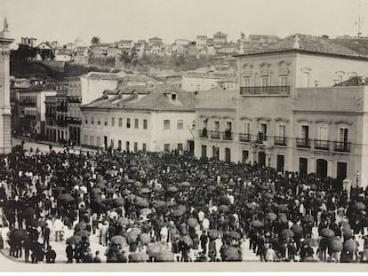 A assinatura da Lei Áurea no Paço Imperial, no Rio de Janeiro, é acompanhada por uma multidão, em 13 de maio de 1888.