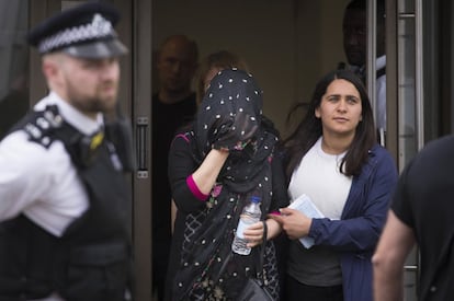 Una mujer es detenida durante una operación policial en Barking, tras el atentado terrorista el sábado por la noche en la zona del London Bridge.