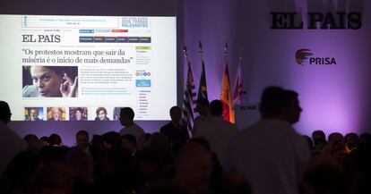 Salão do Museu da Escultura do Brasil (Mube), na cidade de São Paulo, durante a inauguração da nova edição digital de EL PAÍS no Brasil. Em coordenação com o site de EL PAÍS América e aproveitando sua experiência como veículo de comunicação presente em diferentes países da América que falam espanhol, a edição brasileira completará a identidade de EL PAÍS como o primeiro fornecedor de informação de qualidade nos dois idiomas, se convertendo no diário global da Ibero-américa, uma área composta por uma população de mais de 500 milhões de pessoas.