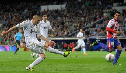 Karim Benzema marca el tercer gol del Madrid contra el Sporting en el Bernabéu. Su tanto, el 107 del equipo en Liga, iguala el récord del Madrid de Toshack.