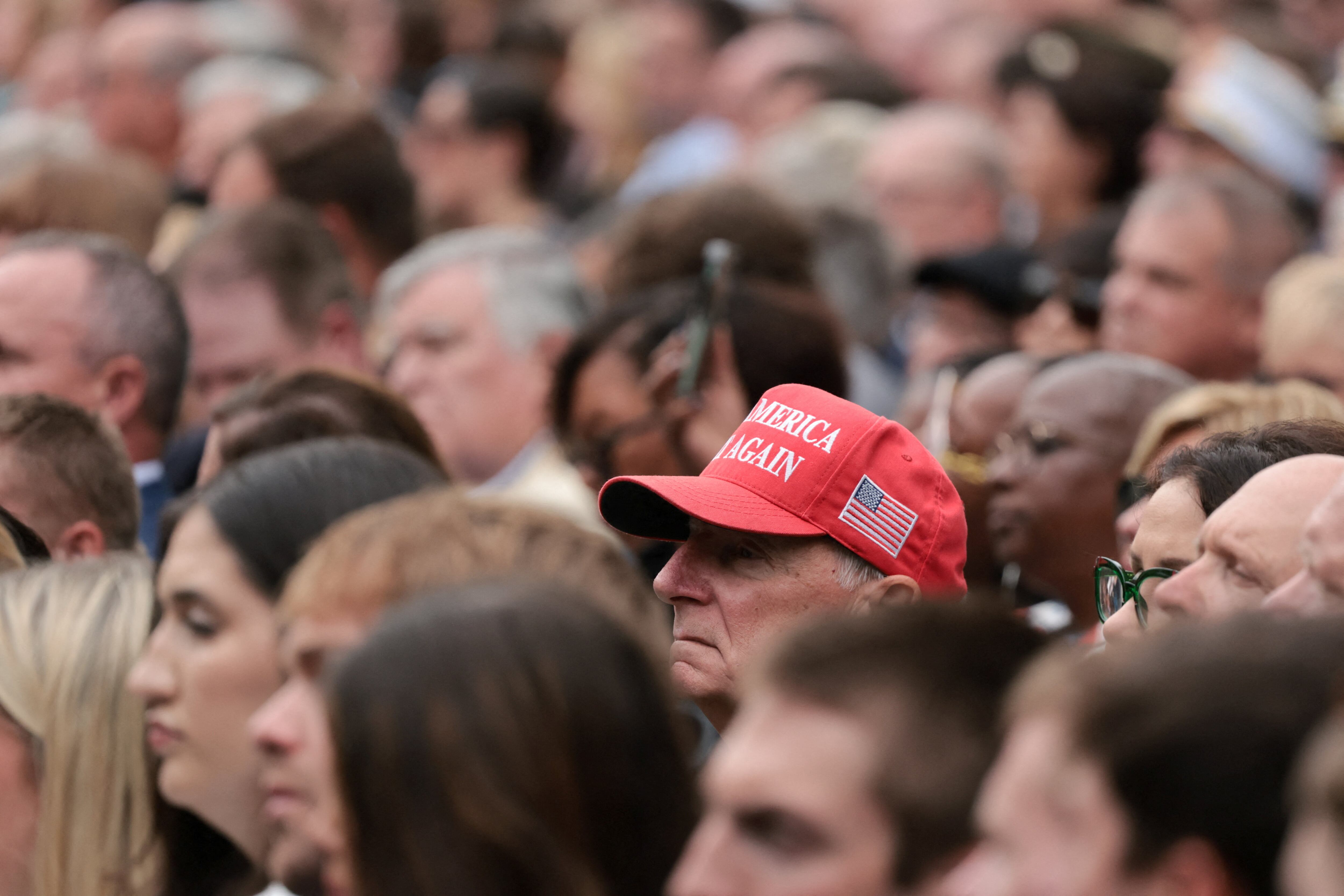 Un seguidor del movimiento MAGA, en la ceremonia conmemorativa del 11-S en Nueva York, el pasado jueves.