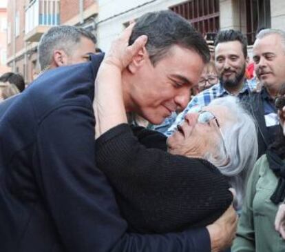 Una mujer abraza a Pedro Sánchez este domingo en Albacete.