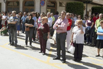 Medio millar de vecinos de Mutxamel se concentran en silencio por la muerte de Mireia Roma Blasco.