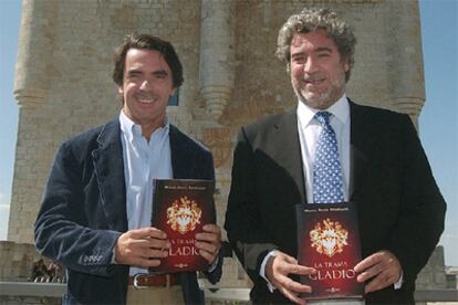 José María Aznar y Miguel Ángel Rodríguez posan con unos ejemplares de la última novela de Rodríguez, titulada <i>La trama Gladio</i>.