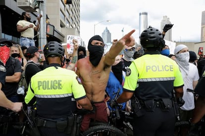 En Atlanta se registraron protestas que derivaron en hechos violentos. En la imagen, una multitud se congrega frente a la sede central de la cadena CNN en Atlanta.