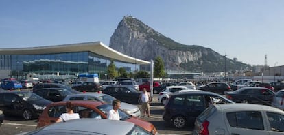 Colas en la frontera de Gibraltar unos meses antes de que el paso sufriese las restricciones del confinamiento por la crisis del coronavirus