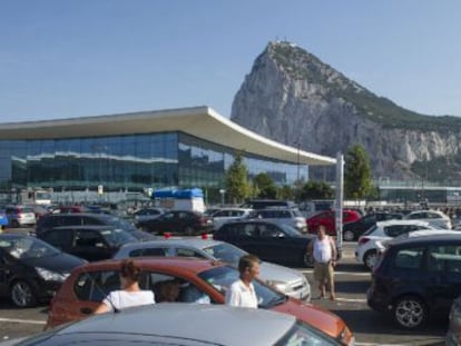 Colas en la frontera de Gibraltar unos meses antes de que el paso sufriese las restricciones del confinamiento por la crisis del coronavirus