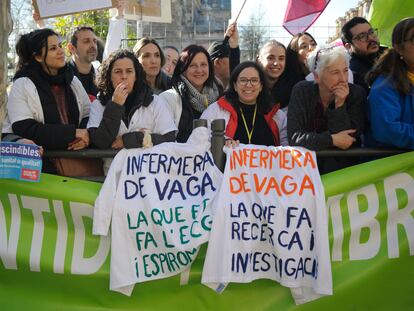 Varias enfermeras protestan delante del parlamento de Cataluña para reclamar mejoras en sus condiciones laborales y retributivas, el pasado martes 24.