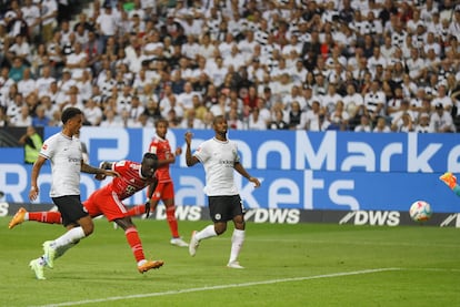 Sadio Mané anota su primer gol en la Bundesliga este viernes en la jornada inaugurar ante el Eintracht Frankfurt.