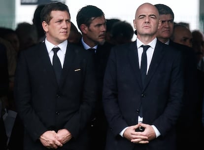 El presidente de la FIFA, Gianni Infantino (derecha), entre otras personalidades, asiste al velorio colectivo de las víctimas del trágico accidente aéreo.