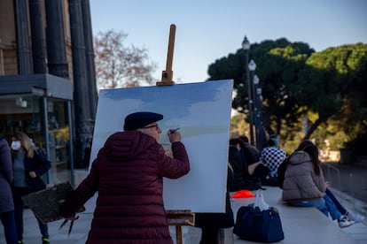 Antonio López en su segunda jornada en la ciudad de Barcelona donde ha viajado para pintarla.