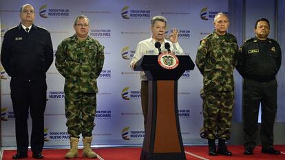 El presidente de Colombia, Juan Manuel Santos (centro), informa sobre el cese definitivo de la guerrilla.