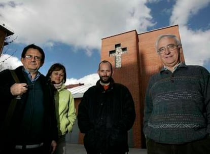 Julio Yagüe (a la derecha), párroco de la iglesia del barrio madrileño de Pan Bendito, .