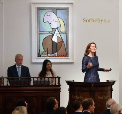 Helena Newman, presidenta de Sotheby's Europa, durante la subasta de arte moderno e impresionista en Londres.