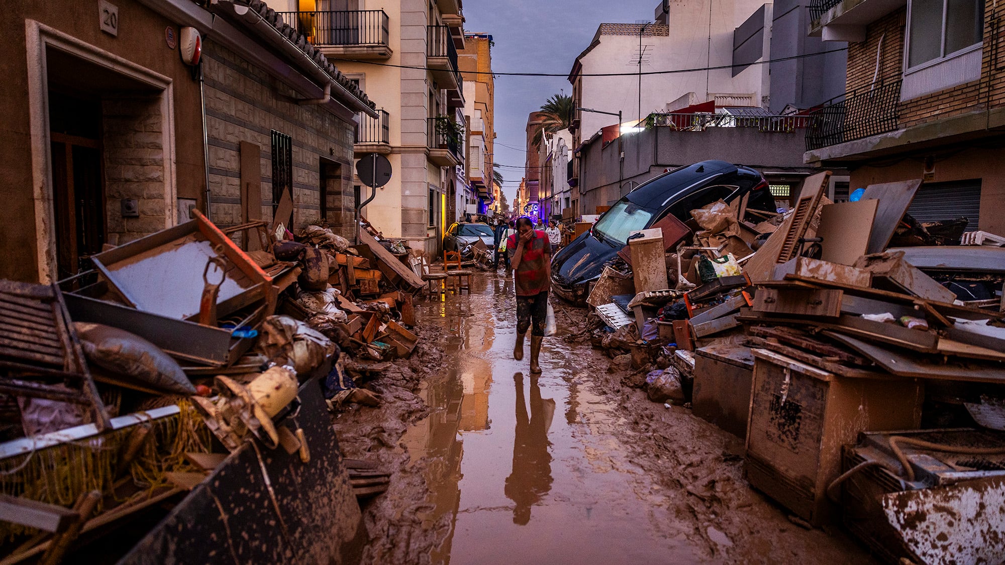 Estado de una calle de Catarroja (Valencia) en noviembre de 2024 tras el paso de la dana. 
