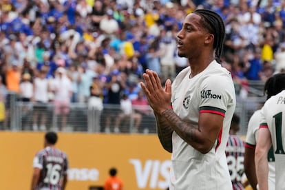 João Pedro pide perdón a la afición del Fluminense tras marcar el primero de sus dos goles que metieron al Chelsea en la final del Mundial de Clubes