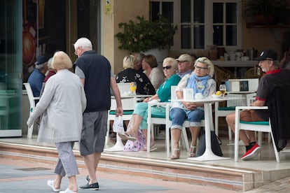 Varios turistas extranjeros pasean y pasan el día en los bares del paseo maritimo de La Cahiruela.