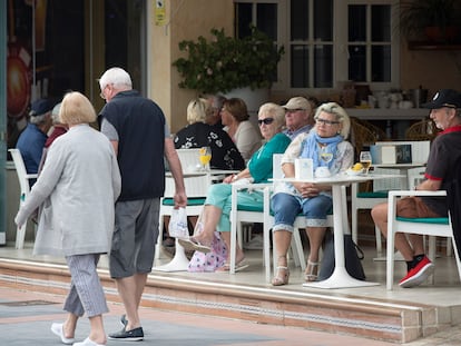 Varios turistas extranjeros en los bares del paseo marítimo de La Cahiruela, en Torremolinos (Málaga), el pasado diciembre.