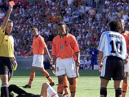 Arturo Brizio muestra la roja al argentino Ortega frente a Holanda en Francia 98