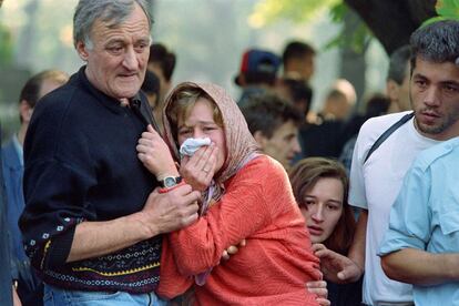 Los familiares y amigos de seis soldados musulmanes caídos durante el asedio a Sarajevo muestran su dolor en esta fotografía tomada el 23 de septiembre 1992.