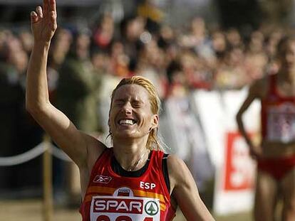 Marta Domínguez celebra su triunfo ayer en el Europeo de cross en Toro.