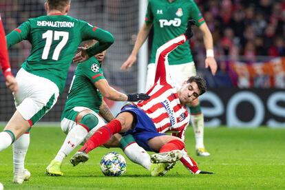  El delantero del Atlético de Madrid Álvaro Morata (d) disputa un balón durante el partido ante el Lokomotiv de Moscú, correspondiente a la fase de grupos de la Liga de Campeones, que se disputa este miércoles en el Estadio Wanda Metropolitano, en Madrid.