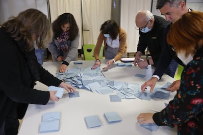 Comienzo del recuento de votos en Schiltigheim, en el noreste de Francia. En esta segunda vuelta Macron parte como favorito.