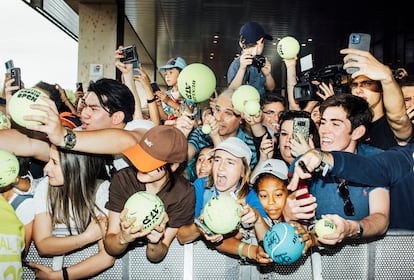 Aficionados a la salida de un entrenamiento del tenista. 