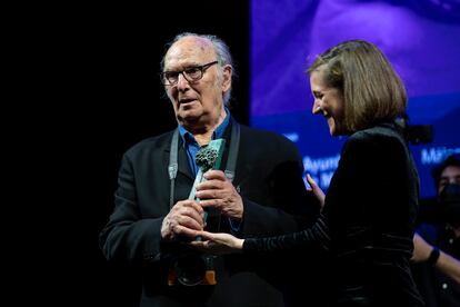 Carlos Saura recibe la Biznaga de Honor de manos de Carla Simón, en marzo de 2022, en el Festival de Málaga.